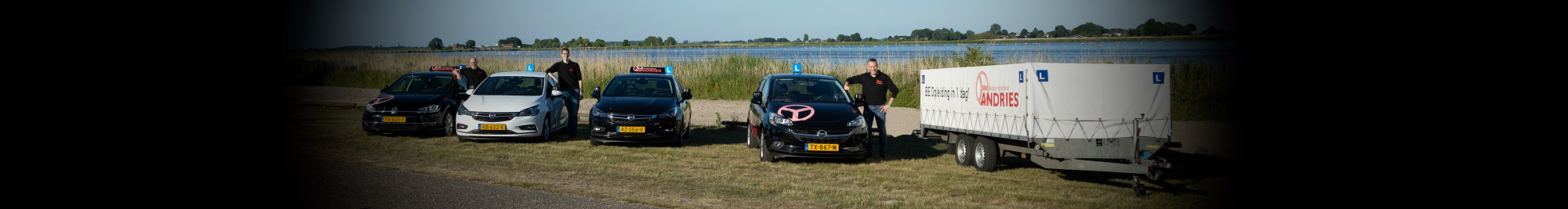 De lesauto's en BE-aanhanger van Autorijschool Andries aan het Veluwemeer